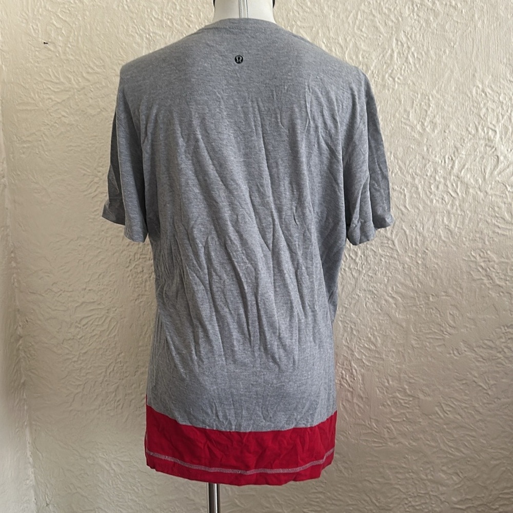Lululemon Men’s Gray Red Trim T-Shirt Large